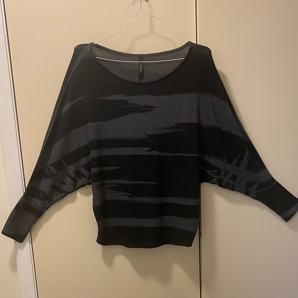 Soft cotton long sleeve webbed sleeve blouse.
